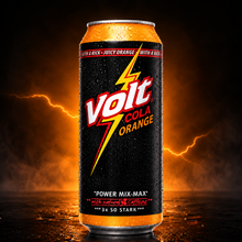 VOLT Power Mix-Max Cola Orange – gekühlte 0,5-l-Dose vor orangefarbenen Blitzen